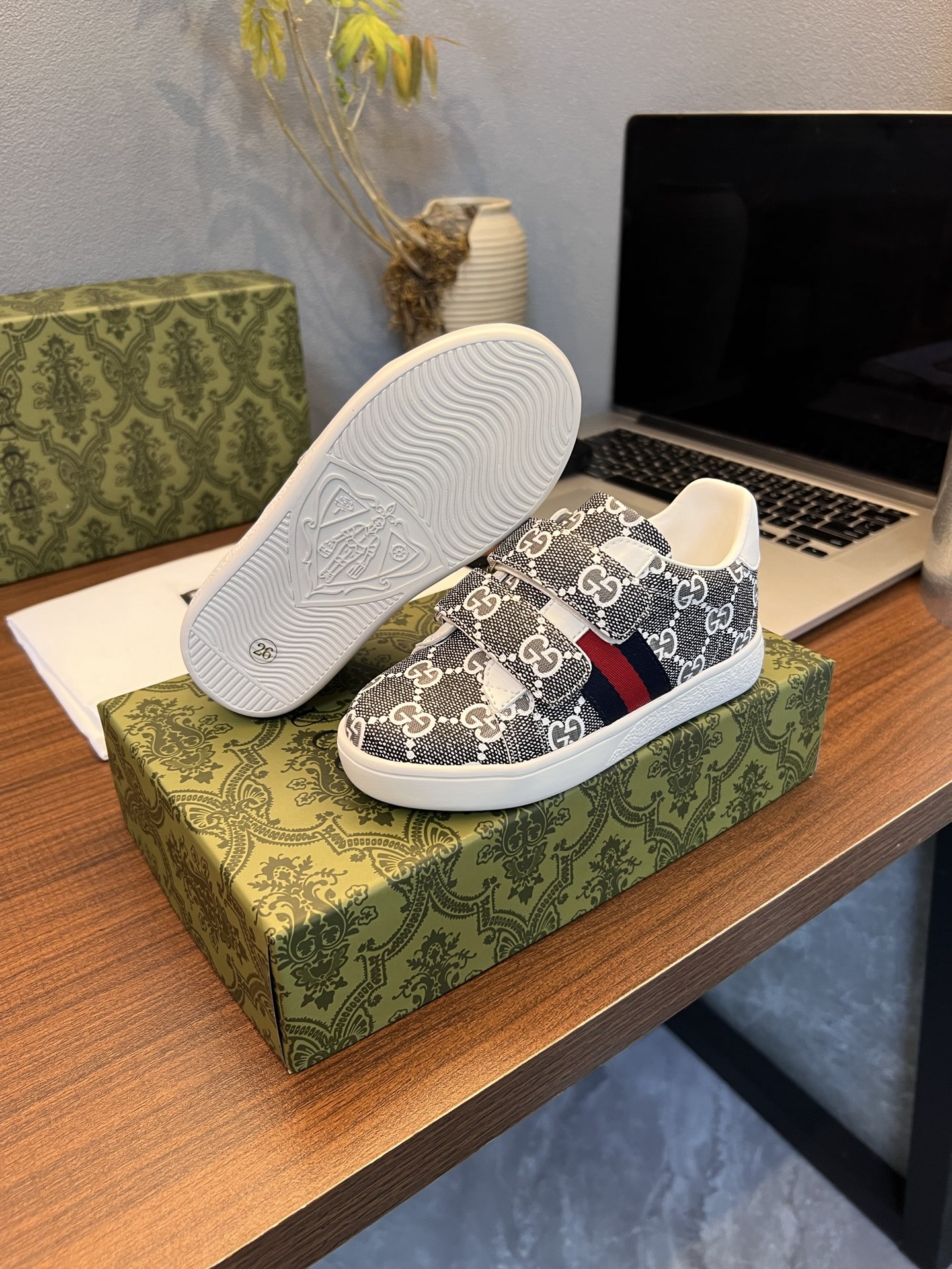 Children's shoes child